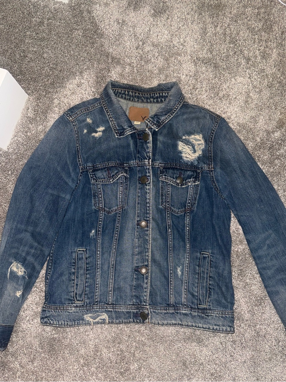 WOMEN’S AMERICAN EAGLE DISTRESSED JEAN JACKET